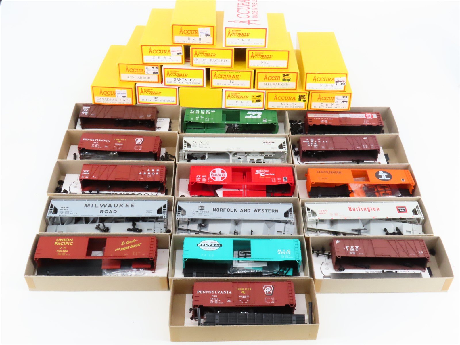 LOT of 16 HO Scale Accurail AA/NYC/UP/CNW/D&H/PRR/& More Box Car & Hopper Kits