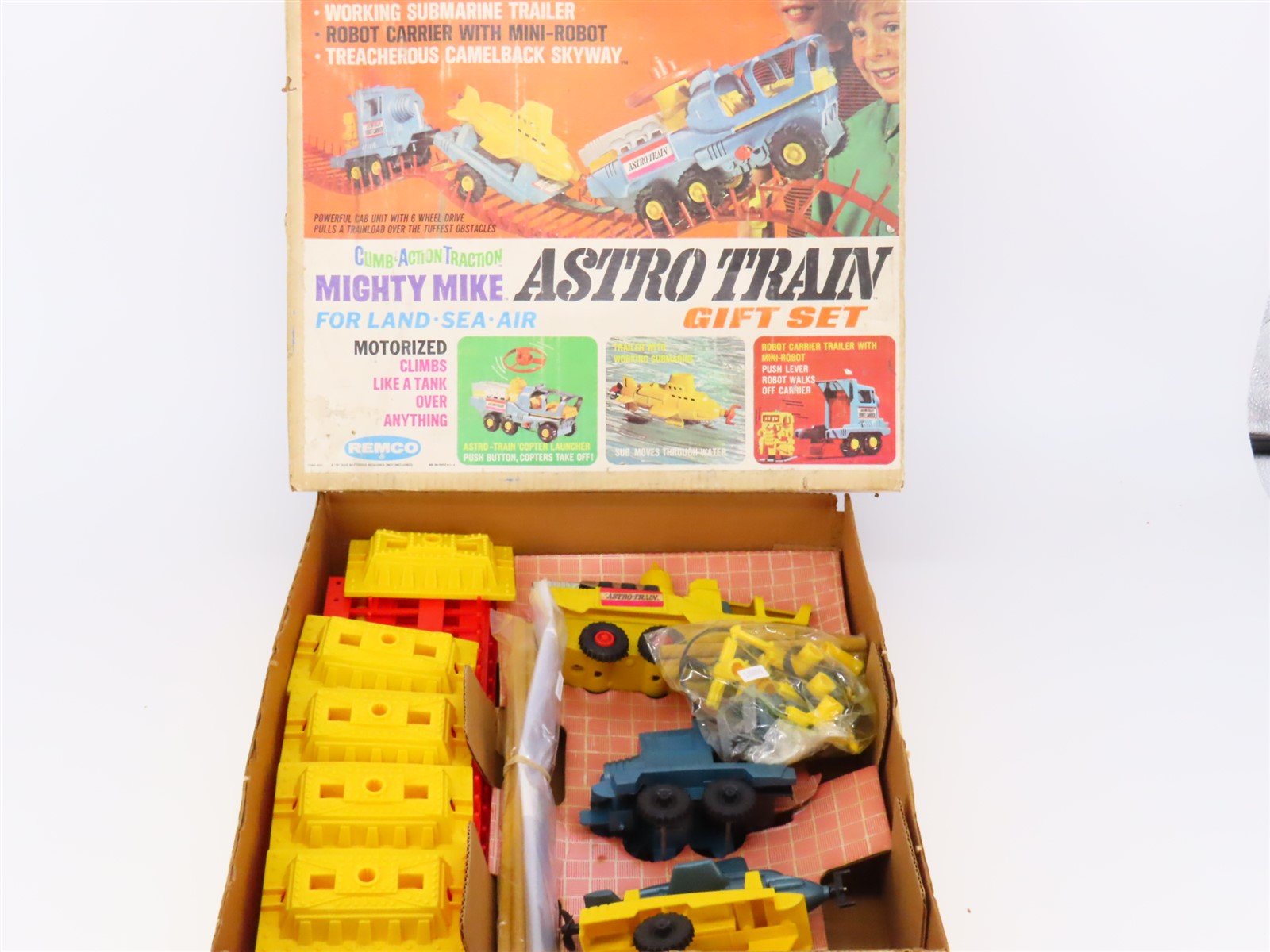 Remco Mighty Mike 7083 Astro-Train 6-Wheel Drive Set - Restored w/ Box