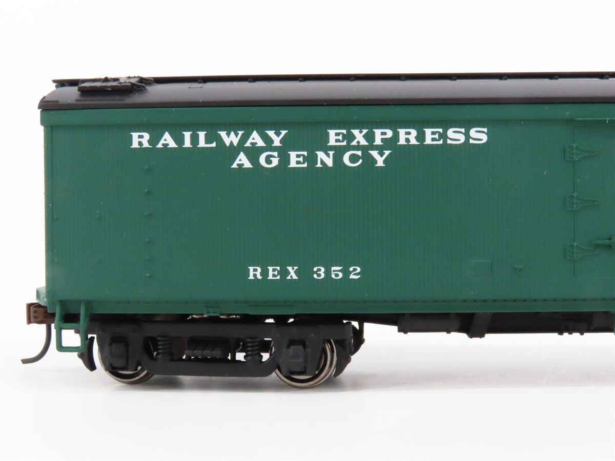 HO Scale Walthers 932-25471 REX Railway Express Agency 50&#39; Wood Reefer 2-Pack