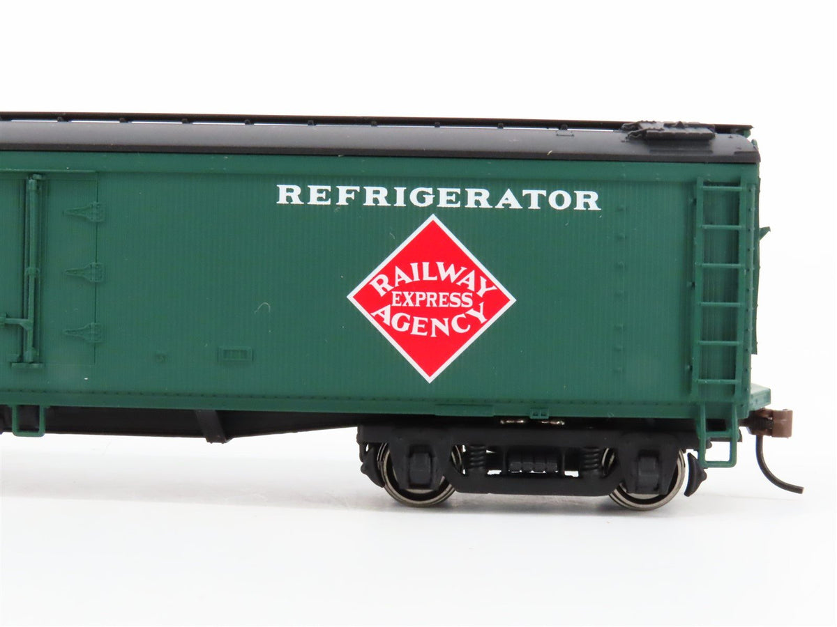 HO Scale Walthers 932-25471 REX Railway Express Agency 50&#39; Wood Reefer 2-Pack