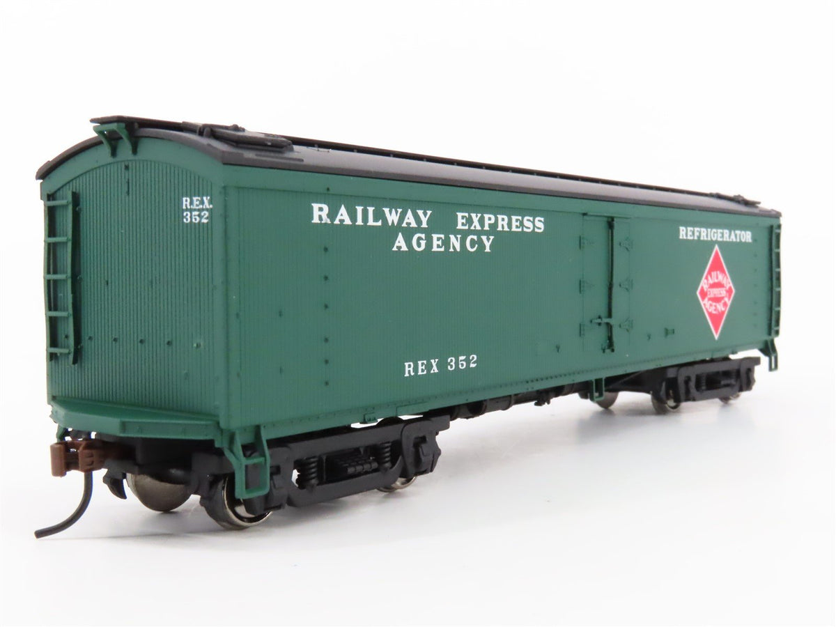 HO Scale Walthers 932-25471 REX Railway Express Agency 50&#39; Wood Reefer 2-Pack