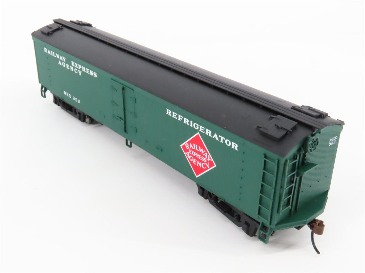 HO Scale Walthers 932-25471 REX Railway Express Agency 50&#39; Wood Reefer 2-Pack