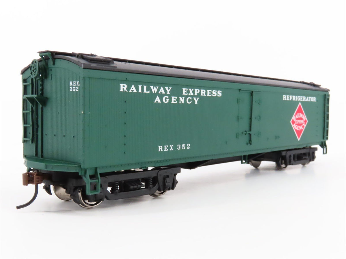 HO Scale Walthers 932-25471 REX Railway Express Agency 50&#39; Wood Reefer 2-Pack