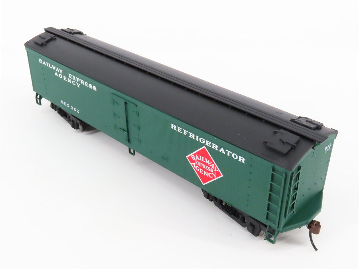 HO Scale Walthers 932-25471 REX Railway Express Agency 50&#39; Wood Reefer 2-Pack