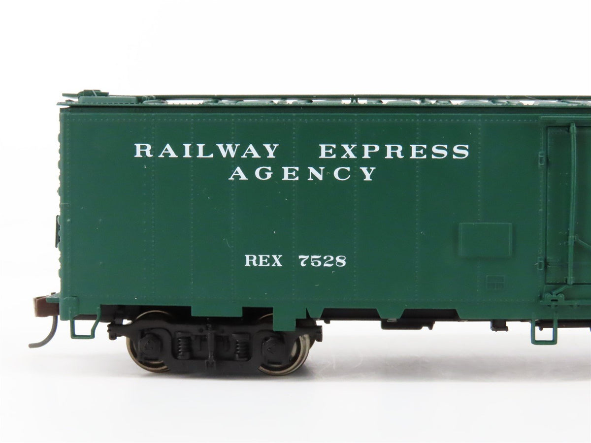 HO Scale Walthers 932-26241 REX Railway Express Agency 50&#39; Express Reefer 2-Pack