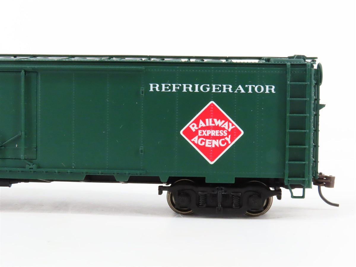 HO Scale Walthers 932-26241 REX Railway Express Agency 50&#39; Express Reefer 2-Pack