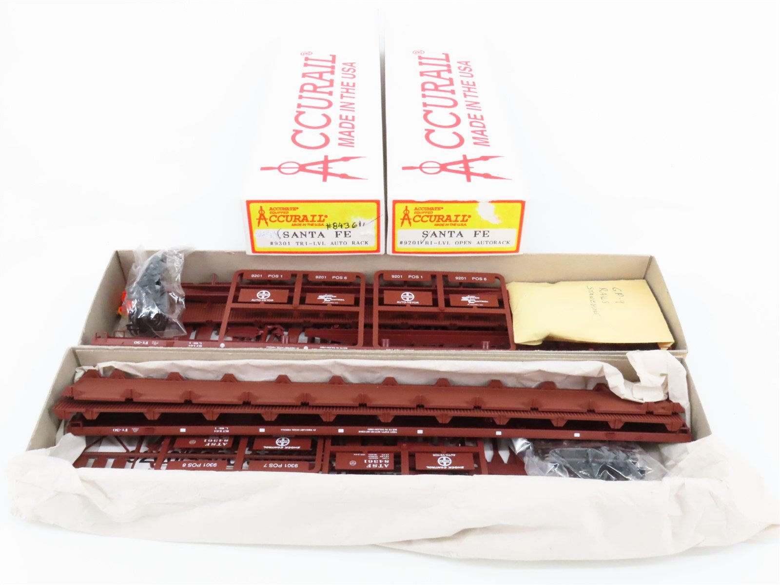 LOT of 2 HO Scale Accurail Kits 9301/9201 ATSF Santa Fe Railroad Auto Racks