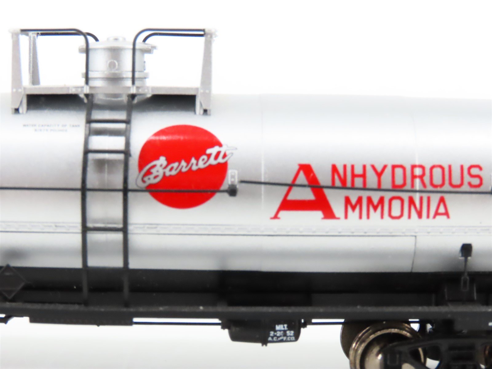 HO Scale Atlas 1092-1 BMX Barrett Division 11,000 Gallon Tank Car #10101