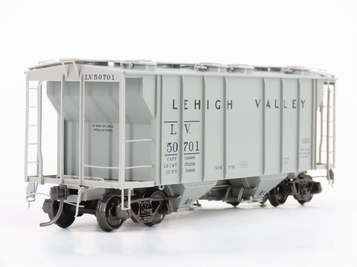 HO Scale Kadee 8616 LV Lehigh Valley Railroad 2-Bay Covered Hopper #50701