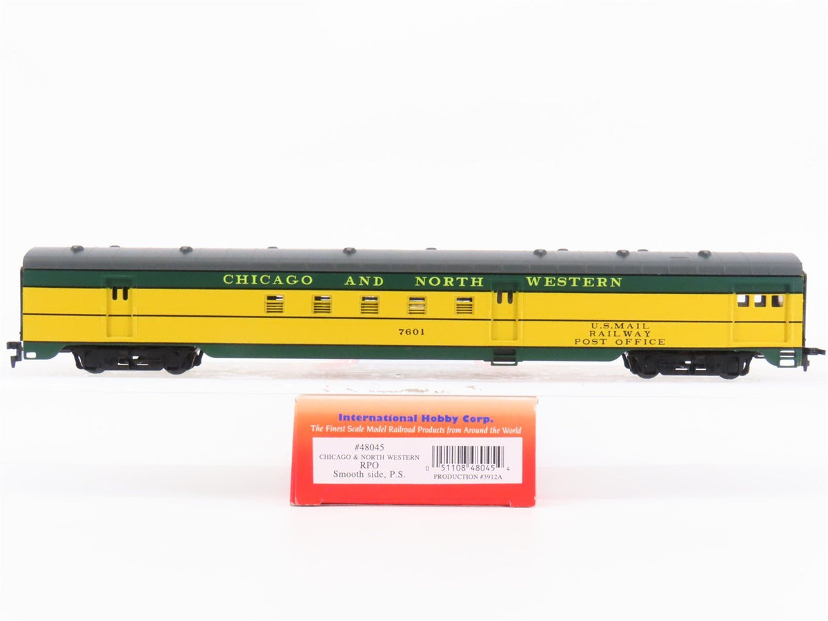 HO Scale IHC 48045 CNW Chicago North Western Smooth Side RPO Passenger Car #7601