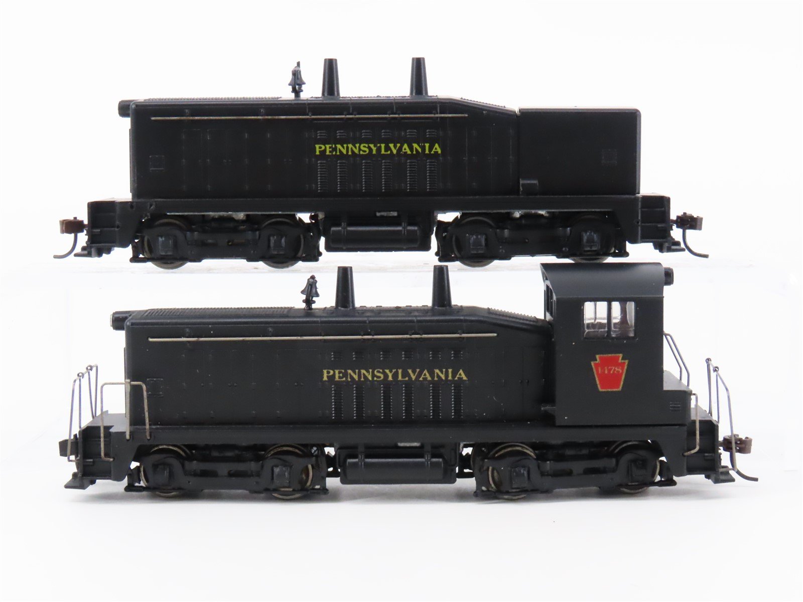 HO Scale Athearn PRR Pennsylvania EMD SW1500 Cow & Calf Diesel Switcher Set