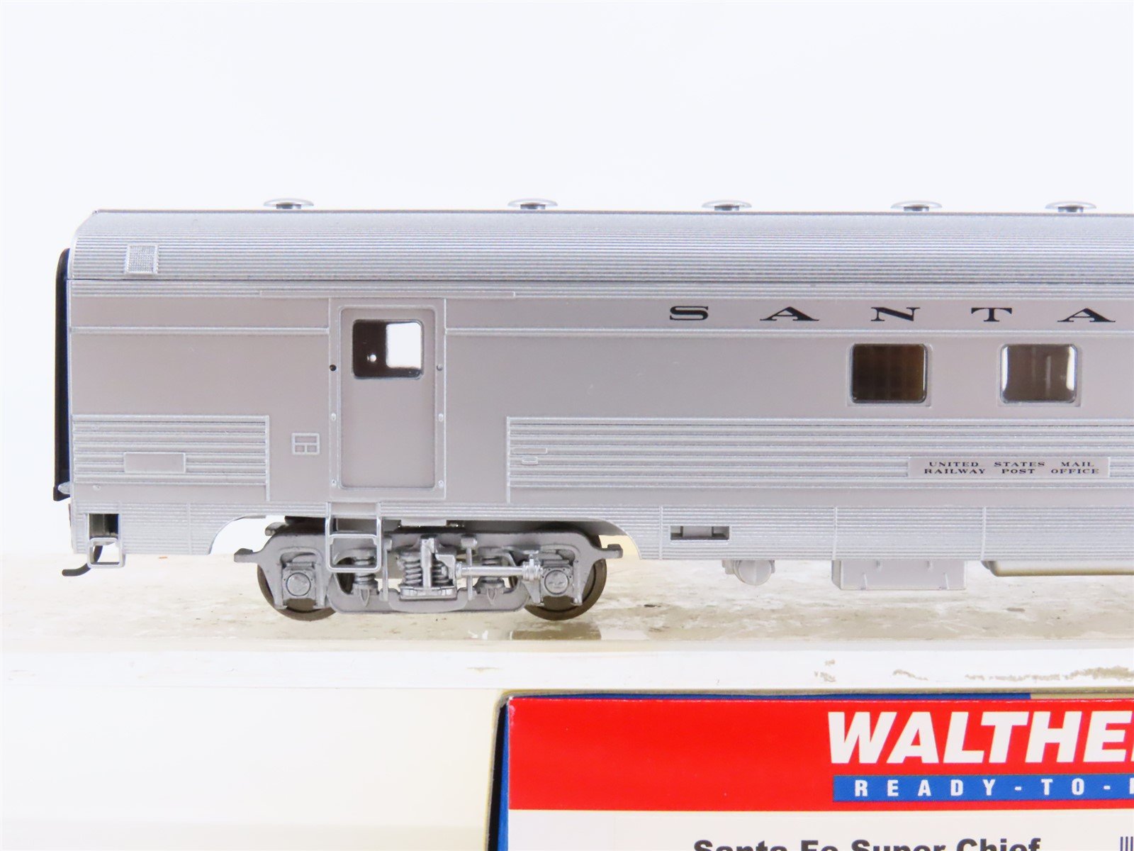 HO Scale AHM 4257 Diesel newest Locomotive & Walthers RTR 60' Material Handling Car