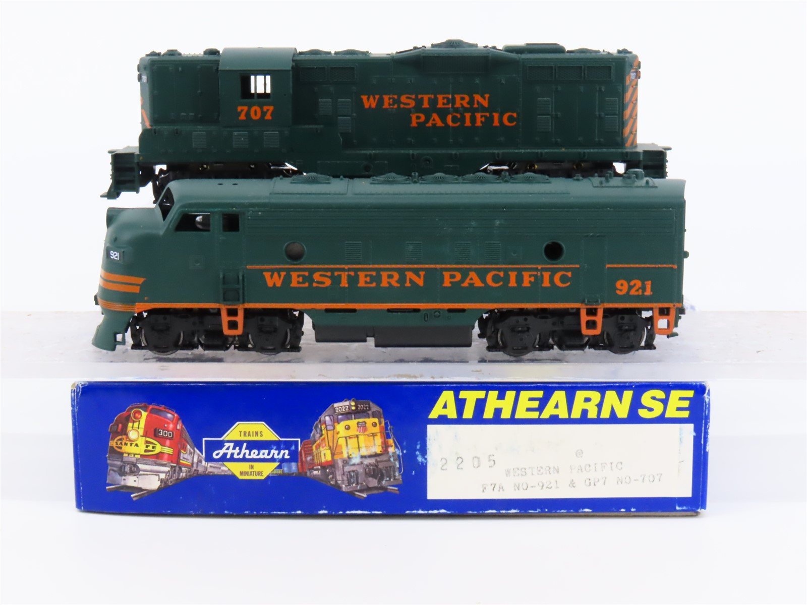 HO Scale Athearn 2205 WP Western Pacific F7A & GP7 Diesel Locomotive Set