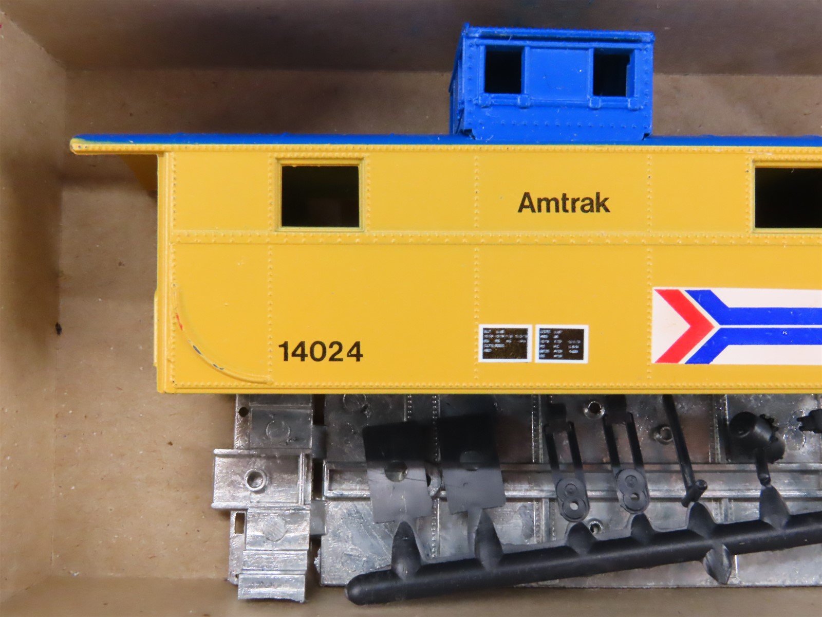HO Scale Roundhouse MDC Kit #3472 Amtrak 2-Window Caboose #14024