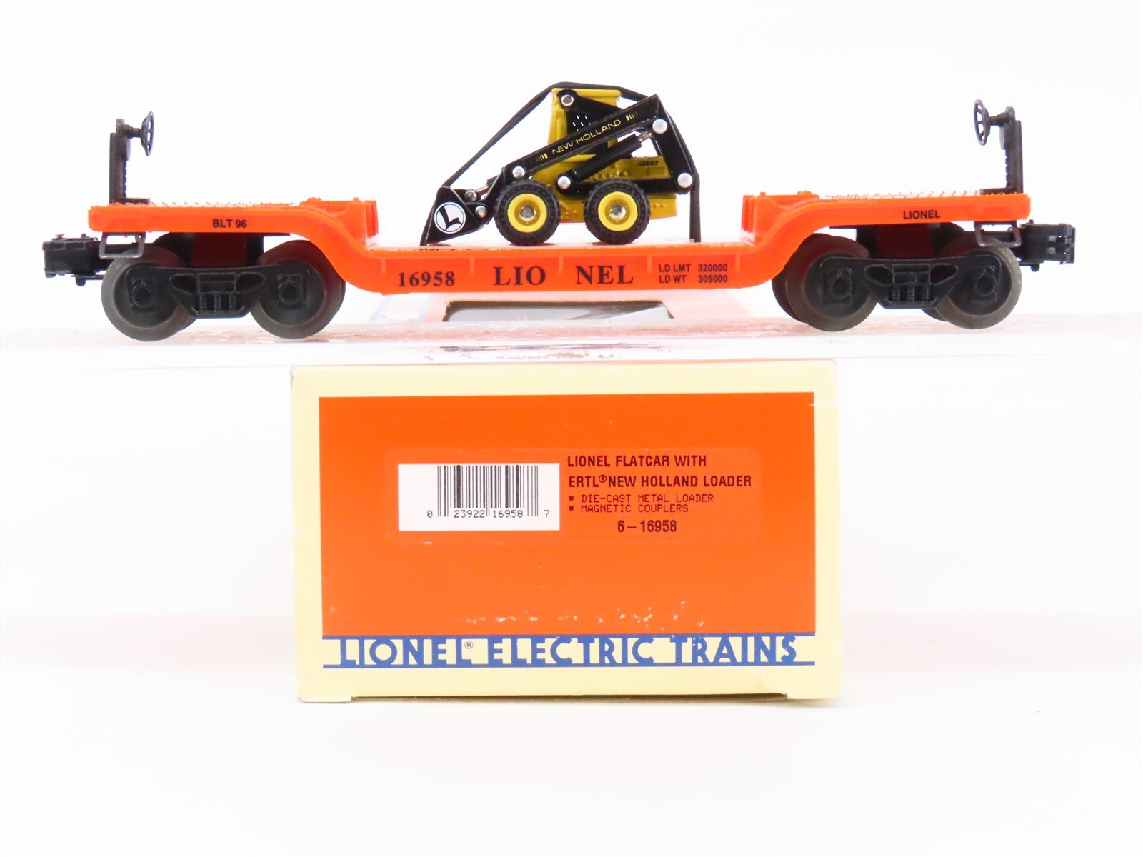 O Gauge 3-Rail Lionel 6-16958 Lionel Flat Car #16958 w/ Ertl New Holland Loader