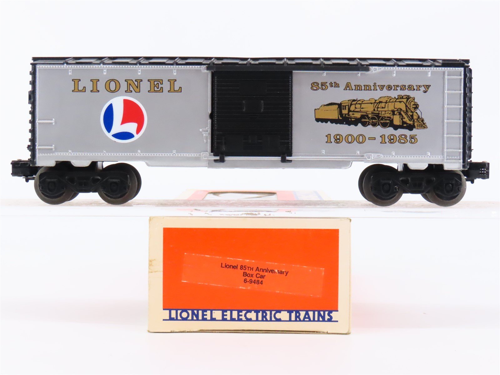 O Gauge 3-Rail Lionel 6-9484 Lionel 85th Anniversary Box Car #1900-1985