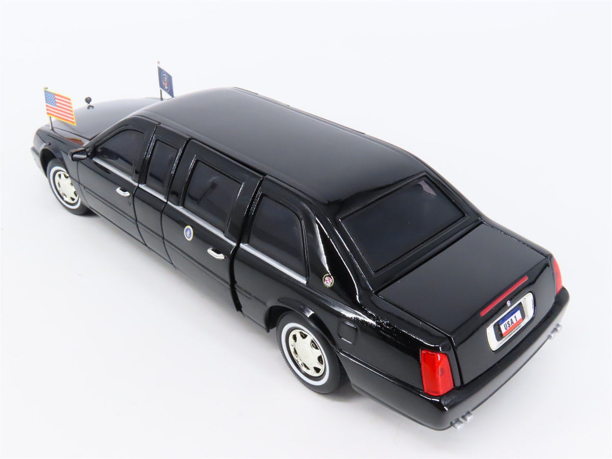 1:24 Presidential Series 24018 Die-Cast 2001 Cadillac DeVille Presidential Limo