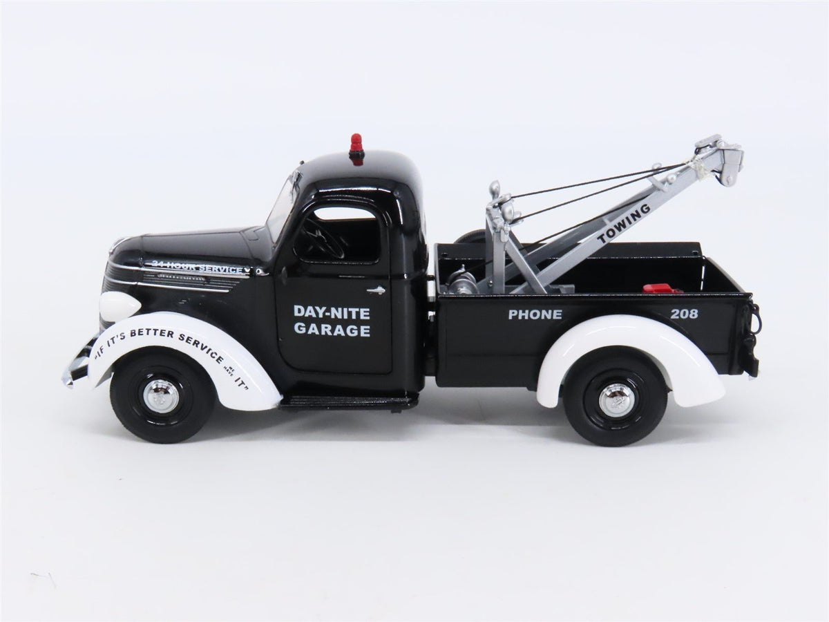 1:25 Scale First Gear Die-Cast 1938 International D-2 Day-Nite Garage Tow-Truck