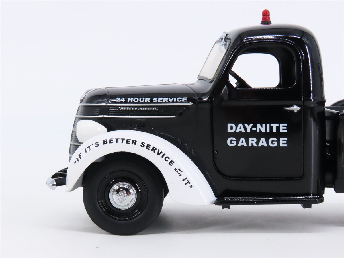 1:25 Scale First Gear Die-Cast 1938 International D-2 Day-Nite Garage Tow-Truck