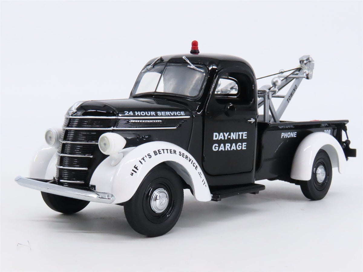 1:25 Scale First Gear Die-Cast 1938 International D-2 Day-Nite Garage Tow-Truck