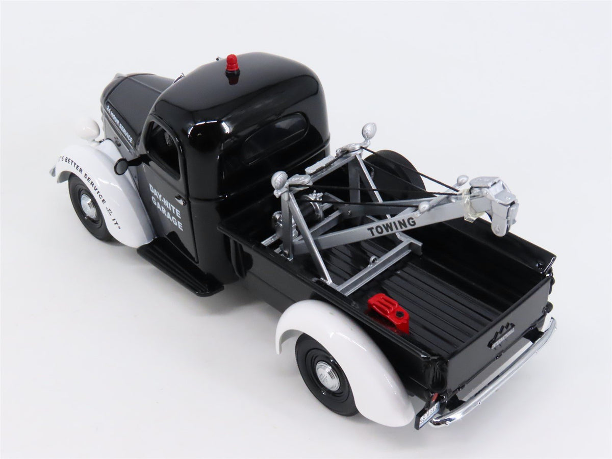 1:25 Scale First Gear Die-Cast 1938 International D-2 Day-Nite Garage Tow-Truck