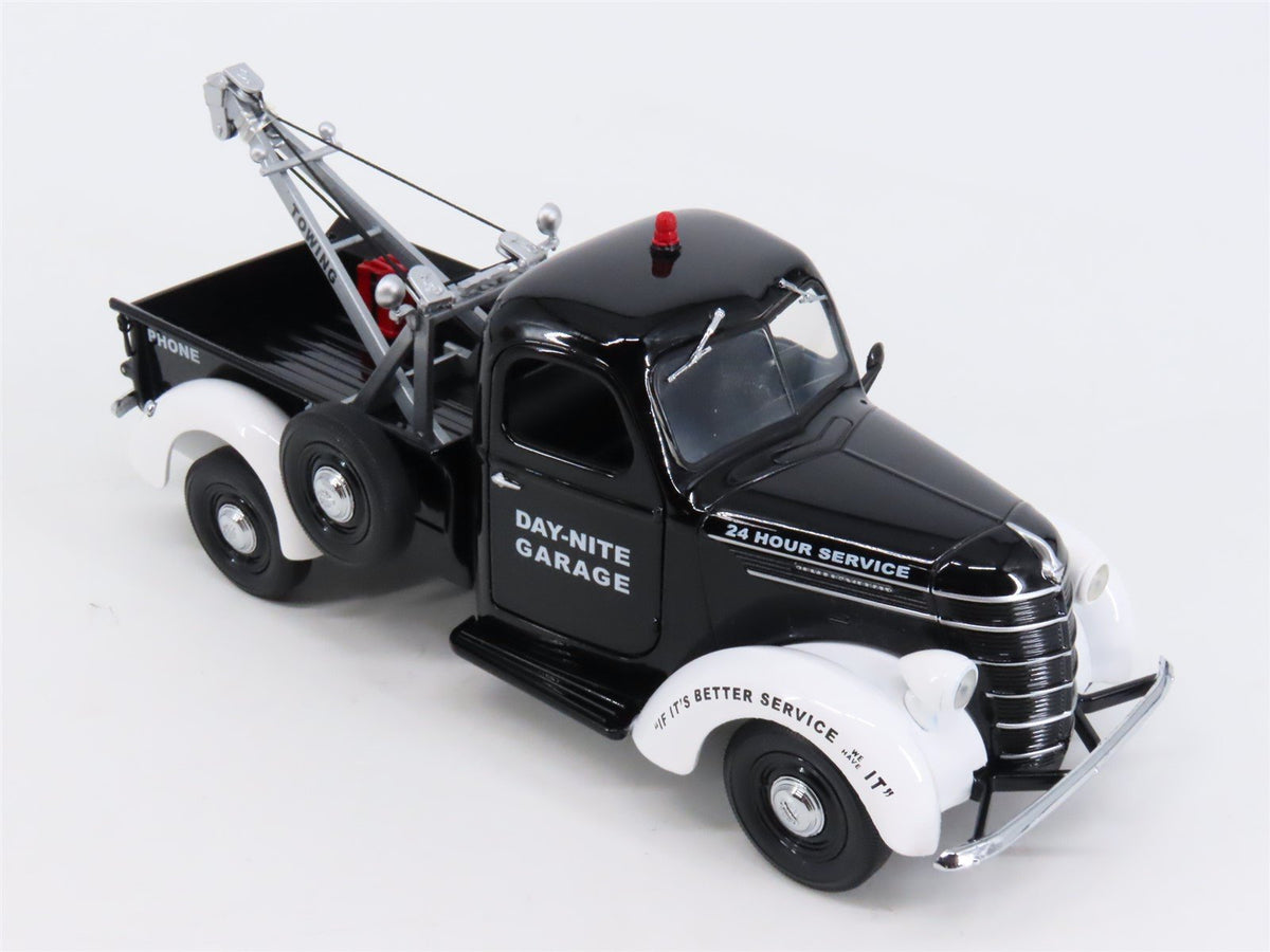 1:25 Scale First Gear Die-Cast 1938 International D-2 Day-Nite Garage Tow-Truck