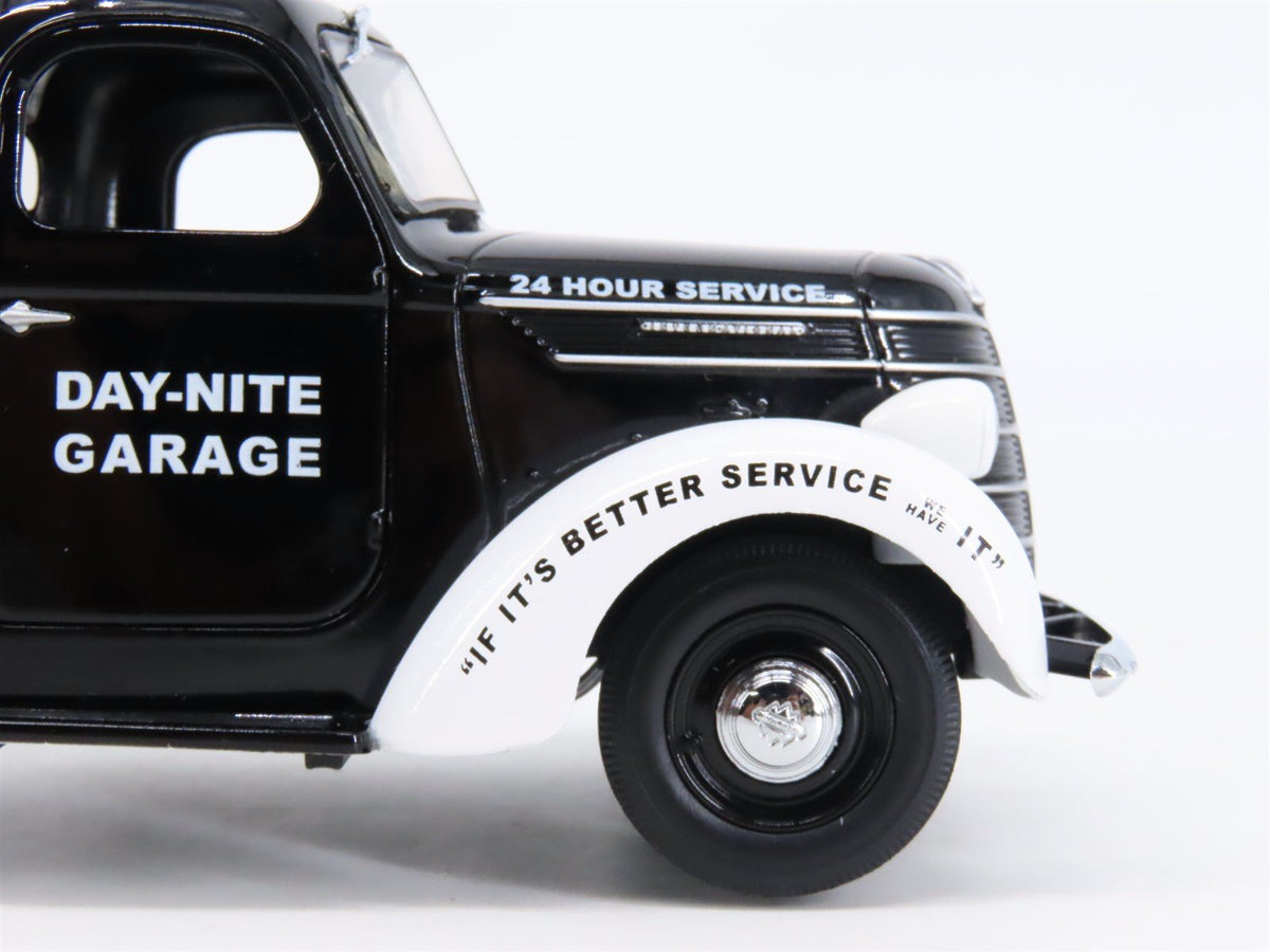 1:25 Scale First Gear Die-Cast 1938 International D-2 Day-Nite Garage Tow-Truck