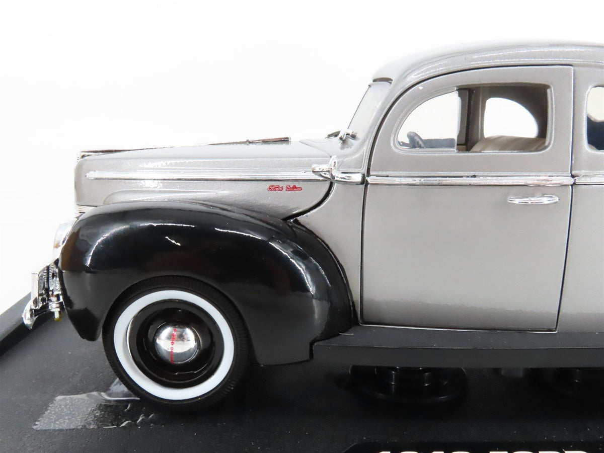 1:18 Scale Motor Max 73108 Die-Cast 1940 Ford Deluxe Coupe - Silver &amp; Black