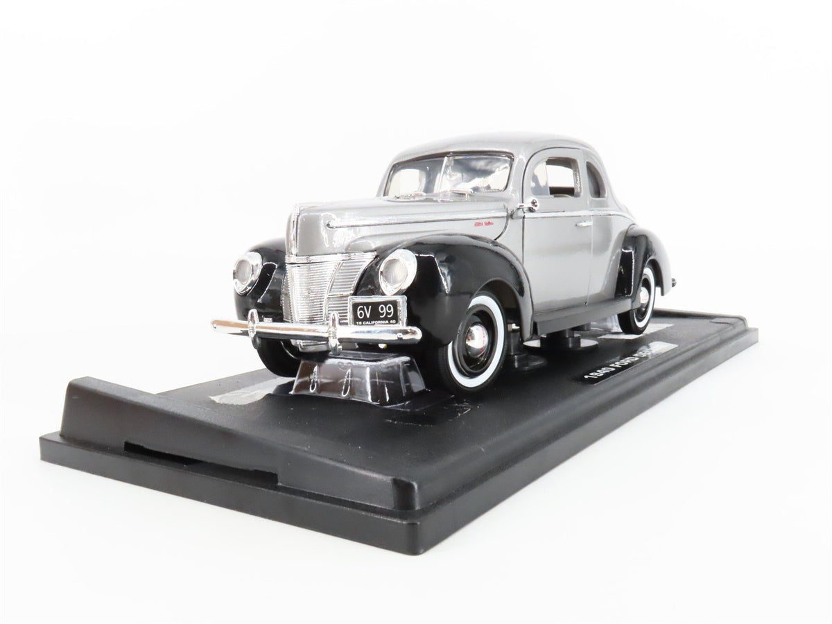 1:18 Scale Motor Max 73108 Die-Cast 1940 Ford Deluxe Coupe - Silver &amp; Black