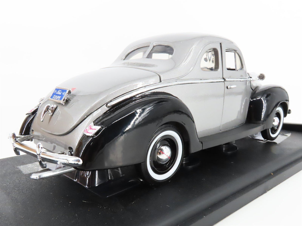 1:18 Scale Motor Max 73108 Die-Cast 1940 Ford Deluxe Coupe - Silver &amp; Black