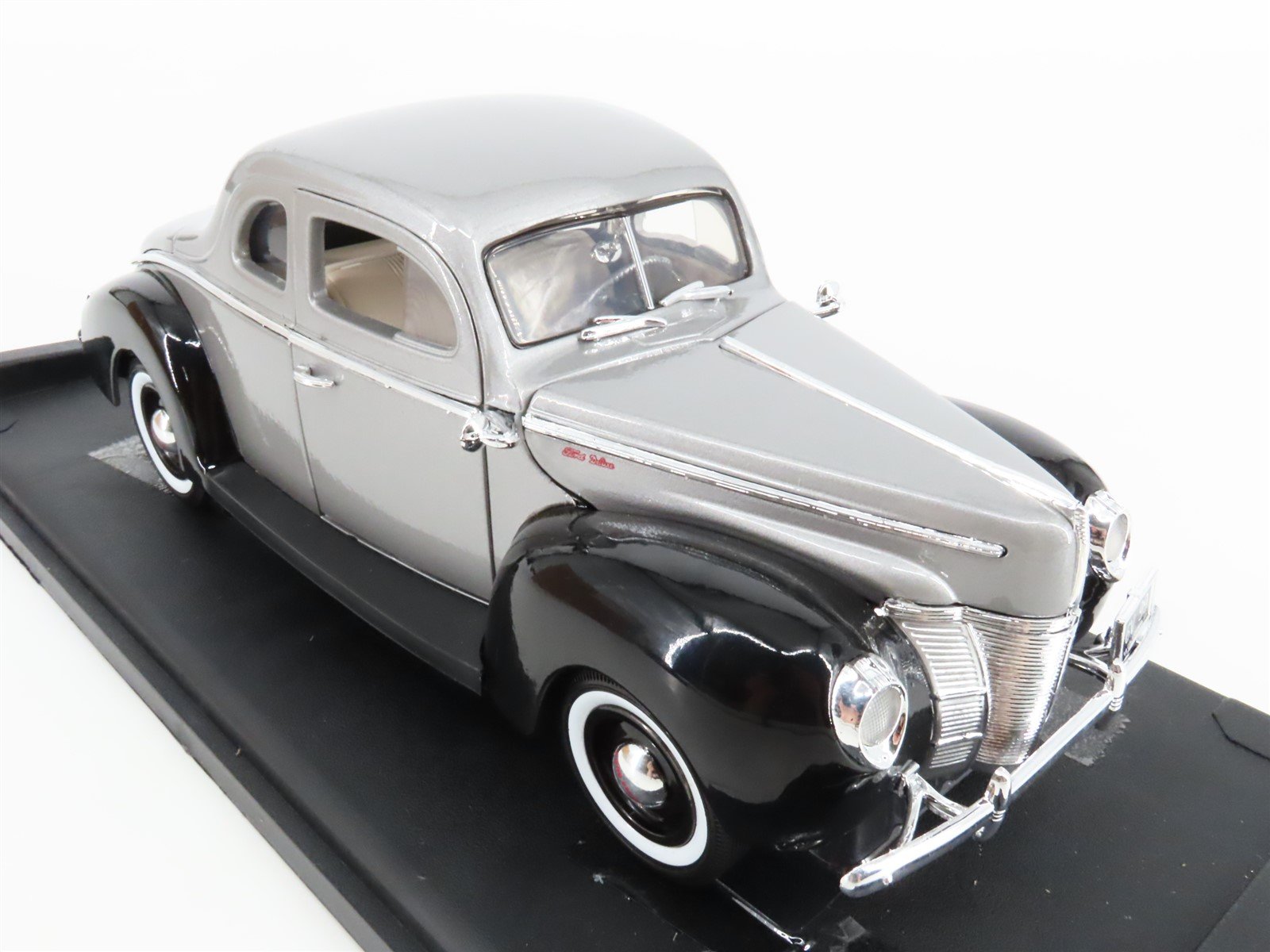 1:18 Scale Motor Max 73108 Die-Cast 1940 Ford Deluxe Coupe - Silver & Black