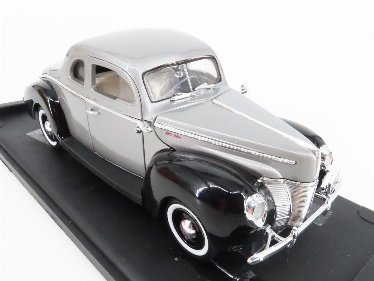 1:18 Scale Motor Max 73108 Die-Cast 1940 Ford Deluxe Coupe - Silver &amp; Black