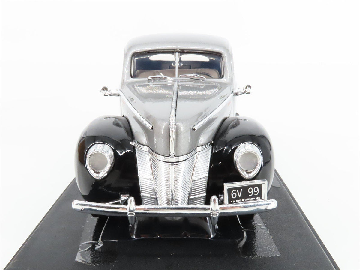 1:18 Scale Motor Max 73108 Die-Cast 1940 Ford Deluxe Coupe - Silver &amp; Black