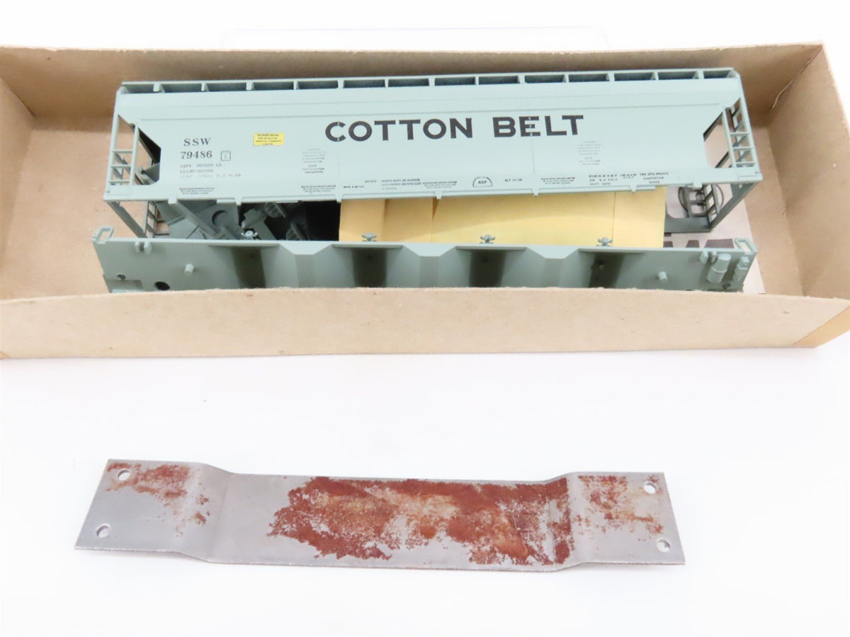 HO Scale Athearn Kit #1918 SSW Cotton Belt 55&#39; 4-Bay Center Flow Hopper #79486