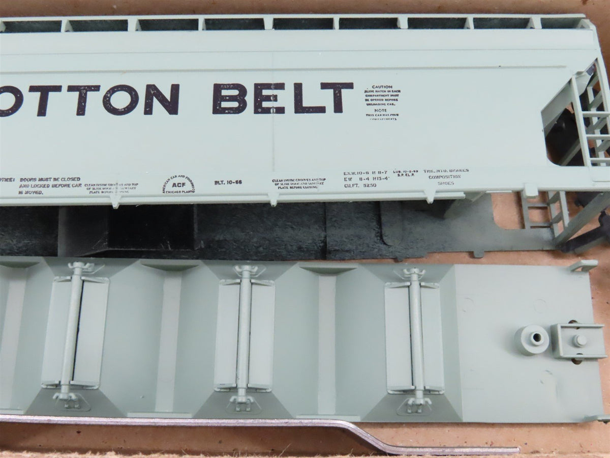 HO Scale Athearn Kit #1918 SSW Cotton Belt 55&#39; 4-Bay Center Flow Hopper #79486