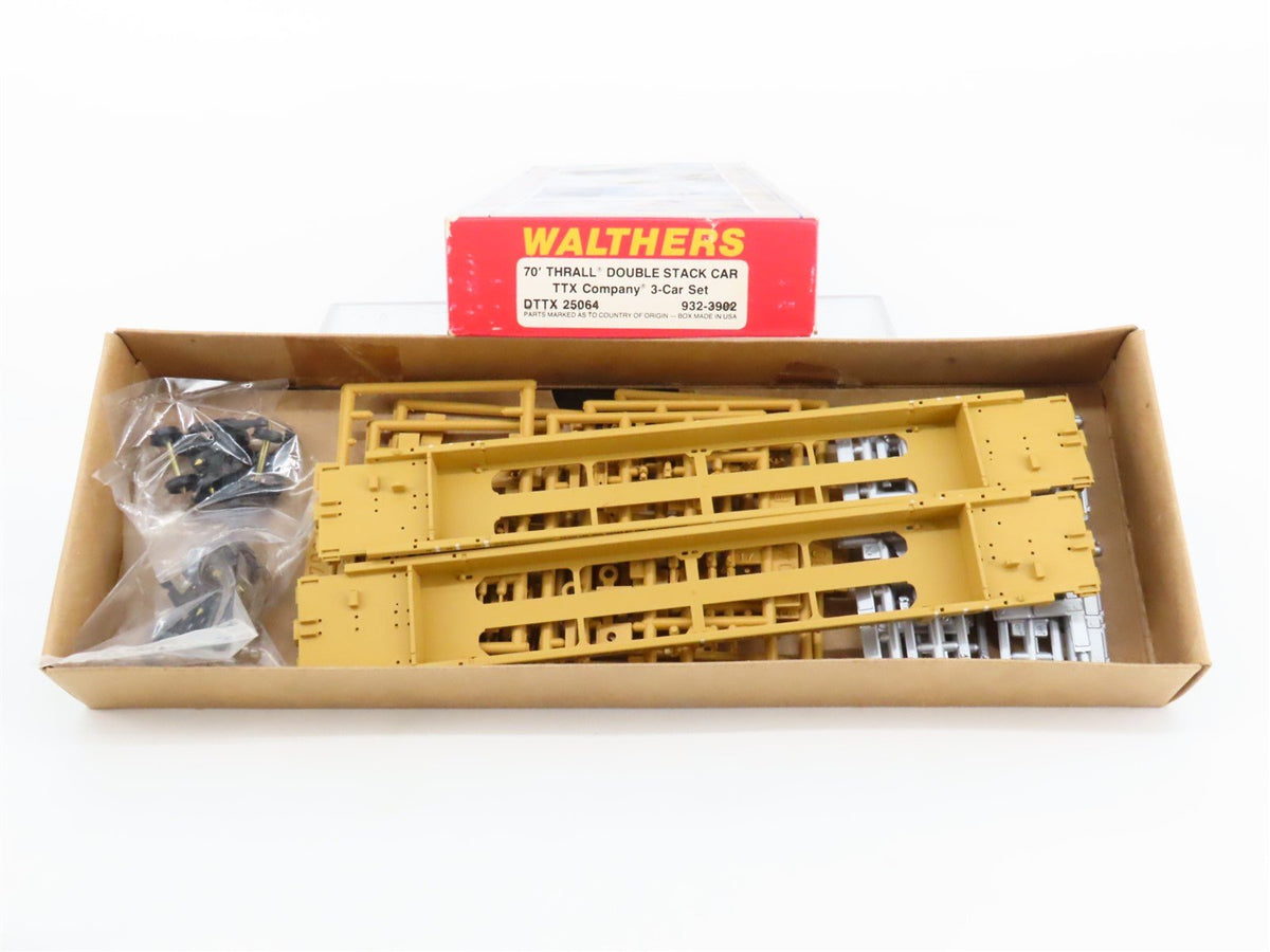 HO Scale Walthers Kit #932-3902 DTTX Company 70&#39; Double Stack Car - Set of 2