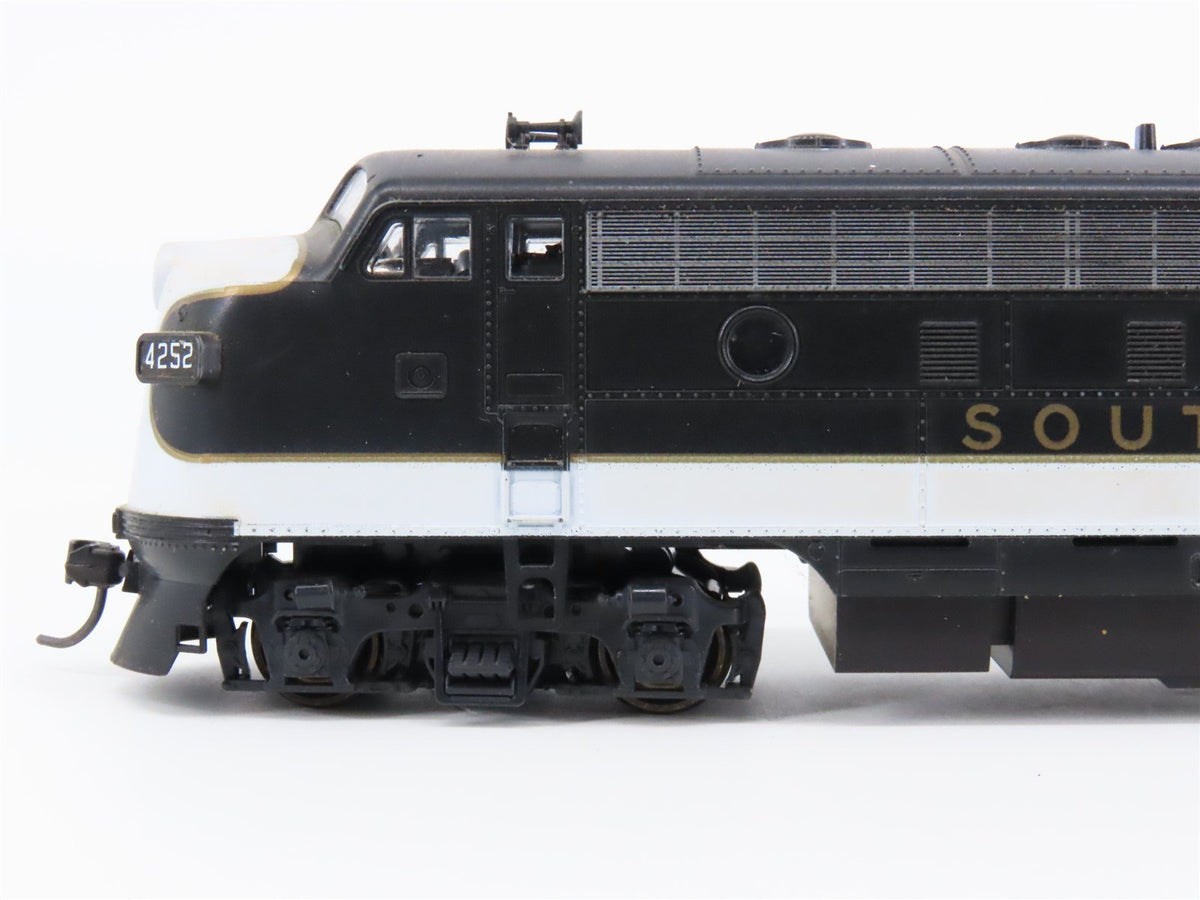 HO Scale Stewart Southern F7A Diesel Locomotive #4252 w/ DCC