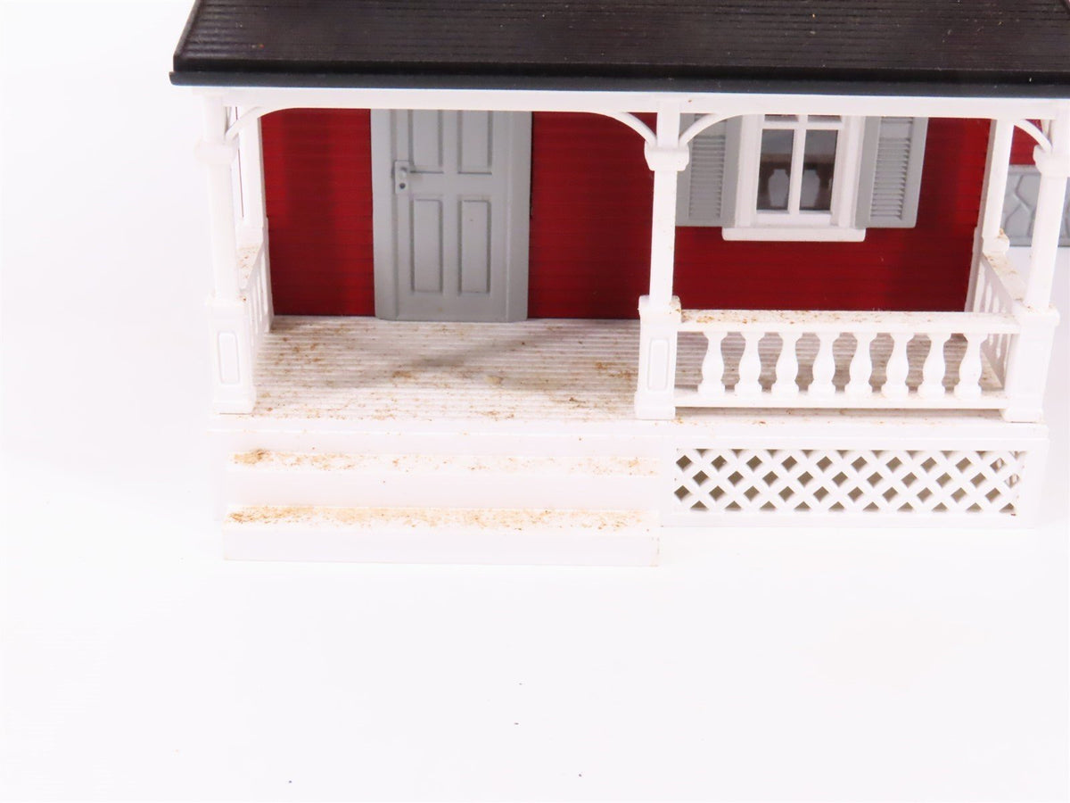 O 1/48 Scale MTH Rail King 30-9016 Lighted Farm House - Red w. Gray Shutters