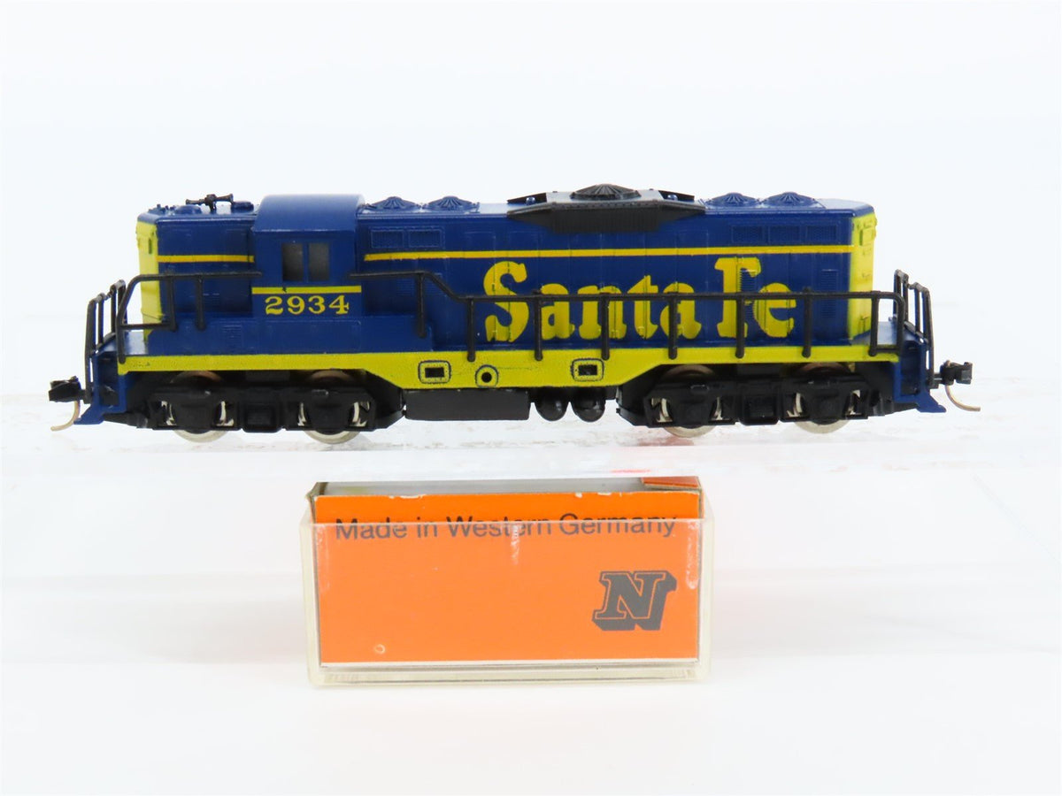 N Scale Arnold 5045 ATSF Santa Fe GP9 Diesel Locomotive #2934