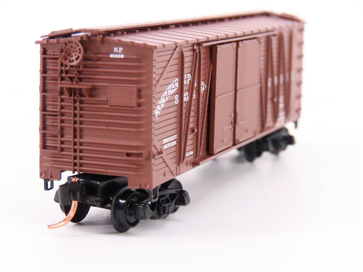 N Scale Micro-Trains MTL 29030 NP Northern Pacific Railroad 40&#39; Box Car #8008