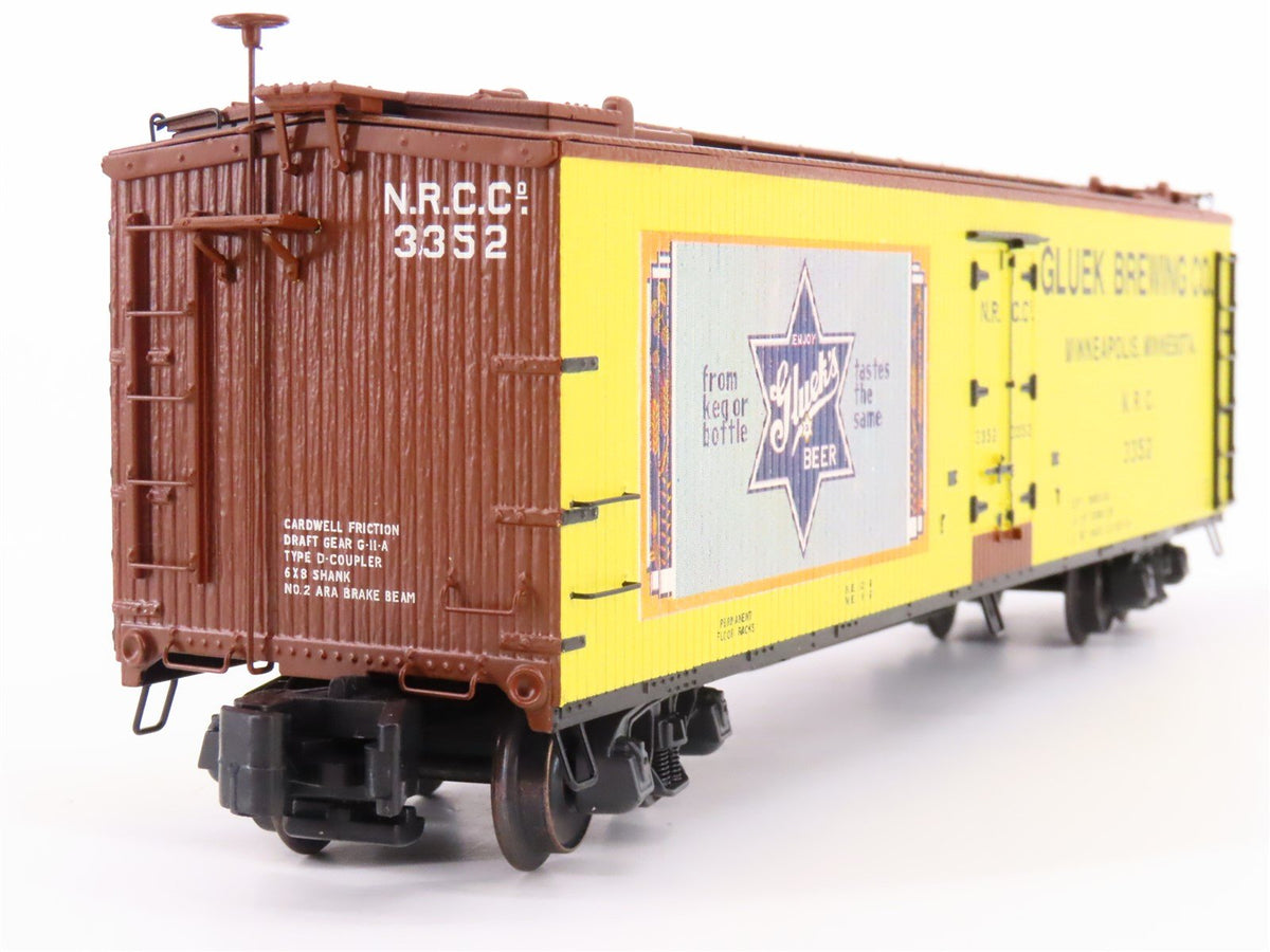 S Scale S-Helper Service Showcase Line 02060 NRCC Gluek&#39;s Beer Reefer #3352