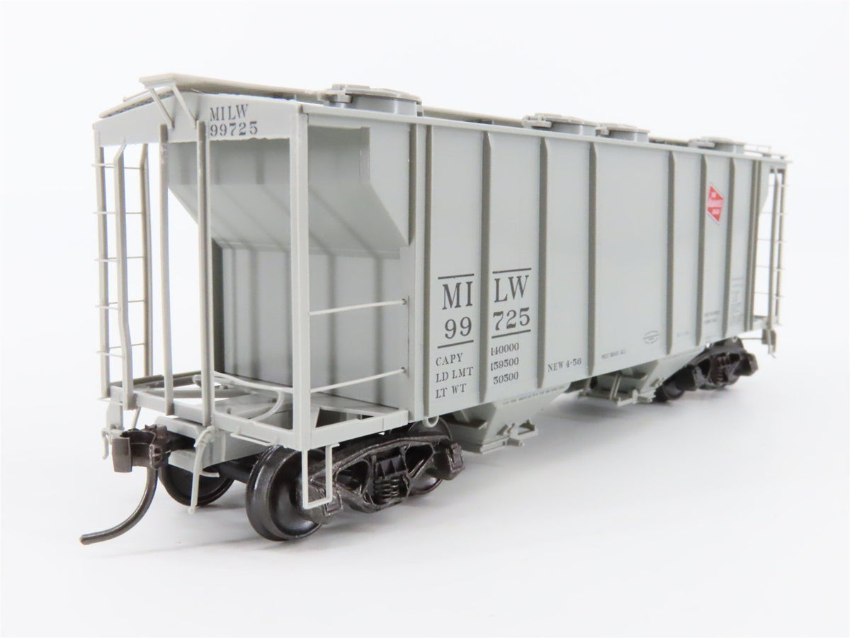 HO Scale Kadee 8325 MILW Milwaukee Road Covered 2-Bay Hopper Car #99725