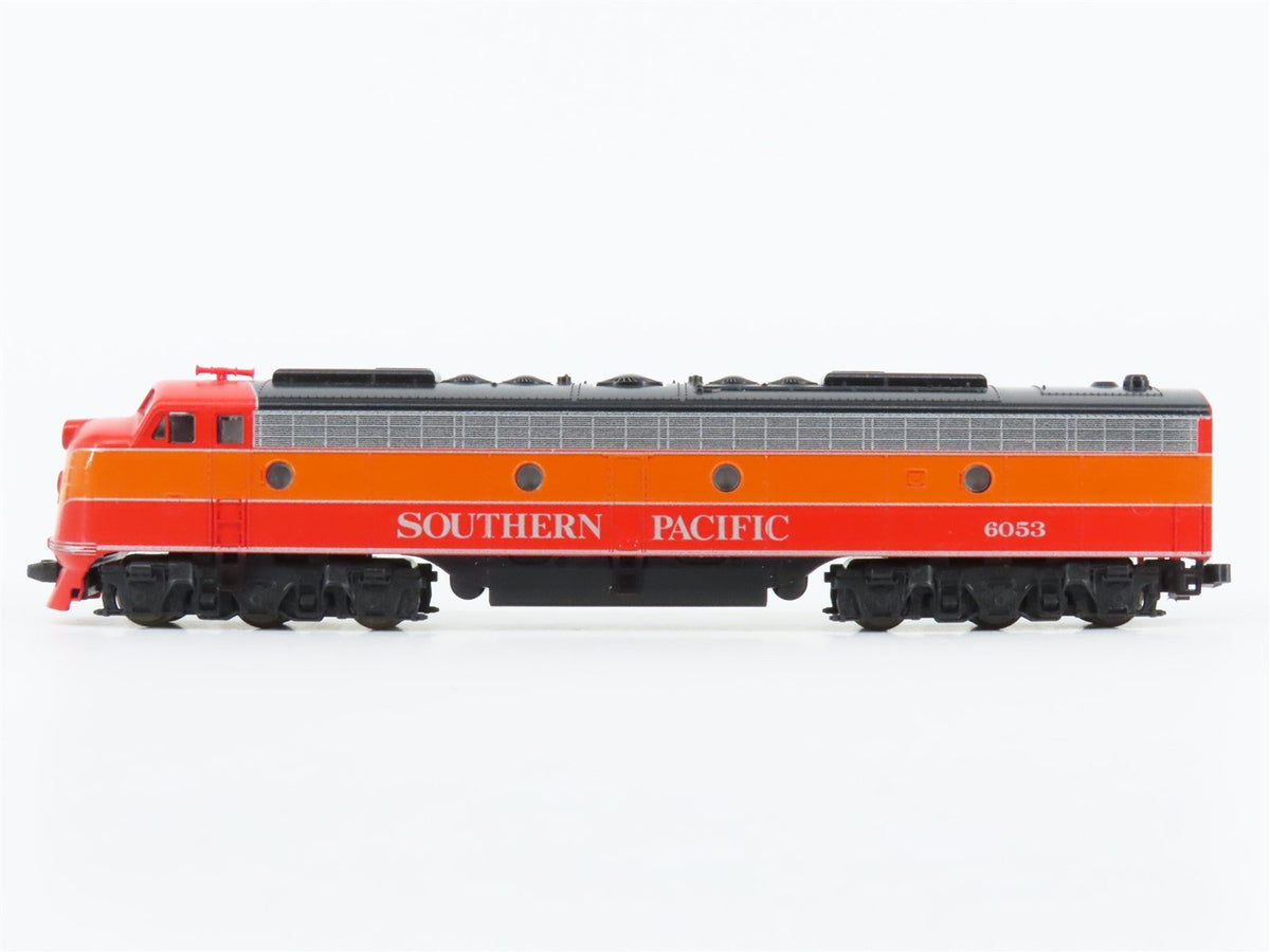 N Scale KATO SP Southern Pacific &quot;Daylight&quot; EMD E8/9A Diesel #6053 - DCC Ready