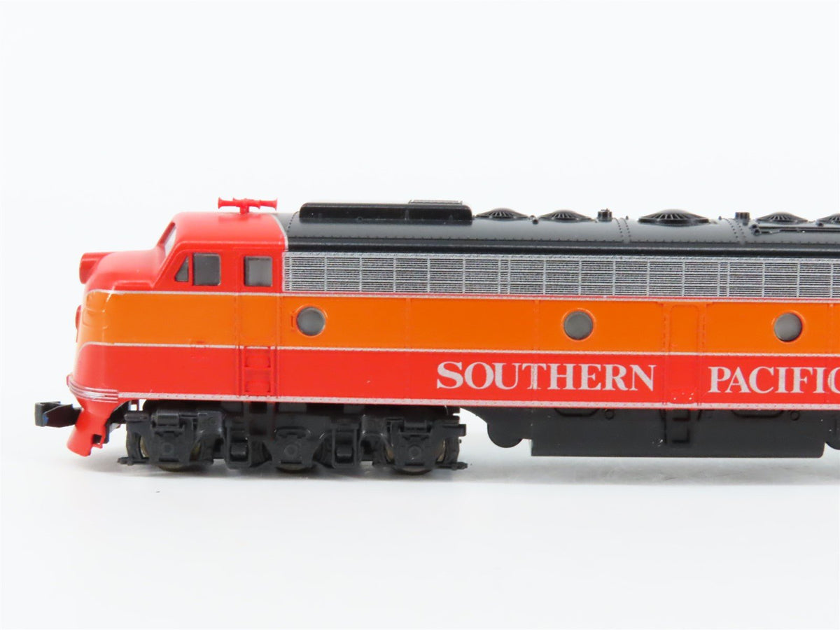 N Scale KATO SP Southern Pacific &quot;Daylight&quot; EMD E8/9A Diesel #6053 - DCC Ready