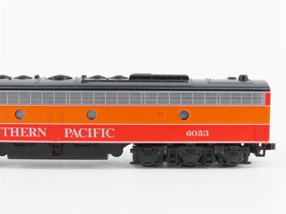 N Scale KATO SP Southern Pacific &quot;Daylight&quot; EMD E8/9A Diesel #6053 - DCC Ready