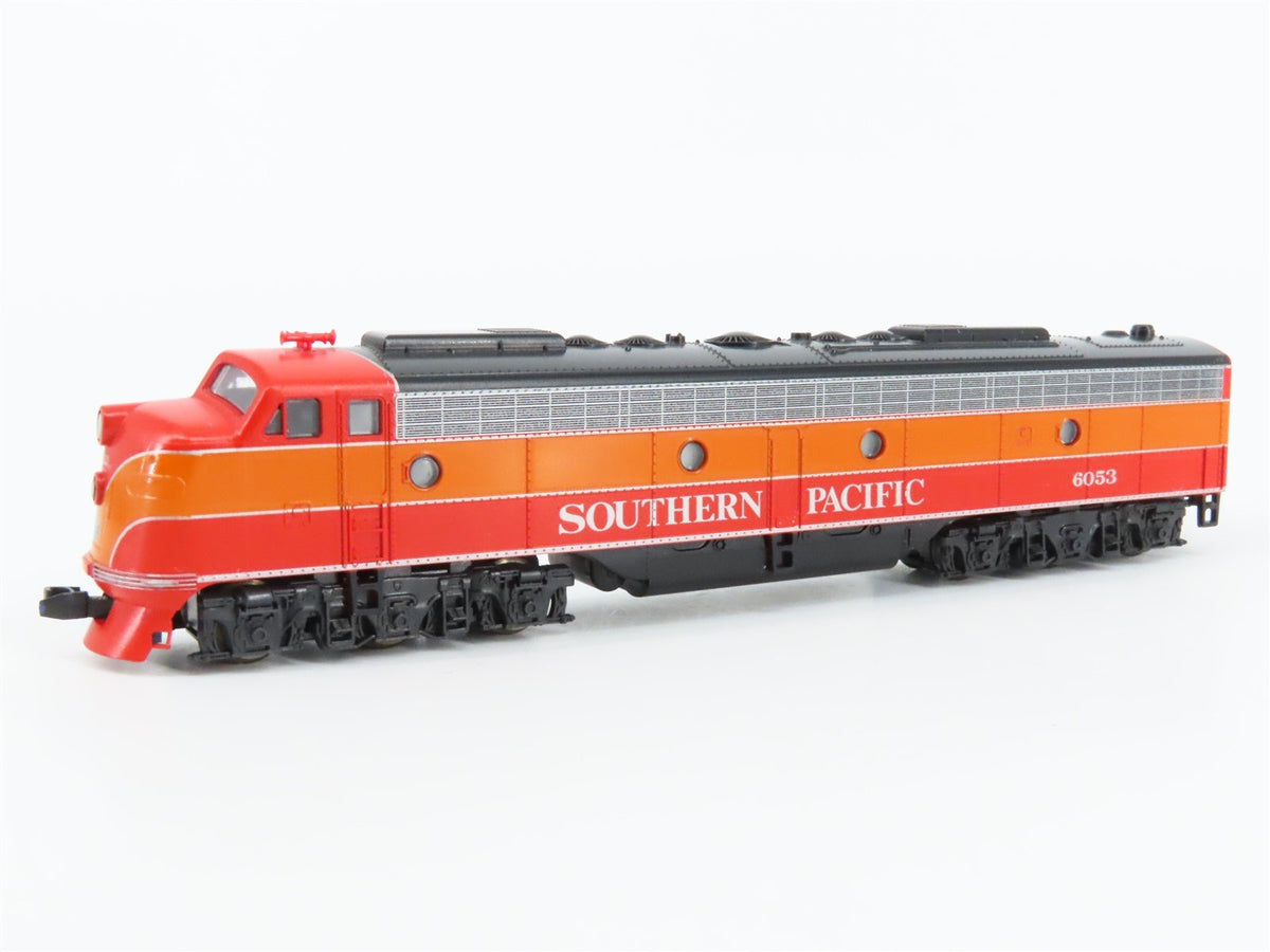 N Scale KATO SP Southern Pacific &quot;Daylight&quot; EMD E8/9A Diesel #6053 - DCC Ready