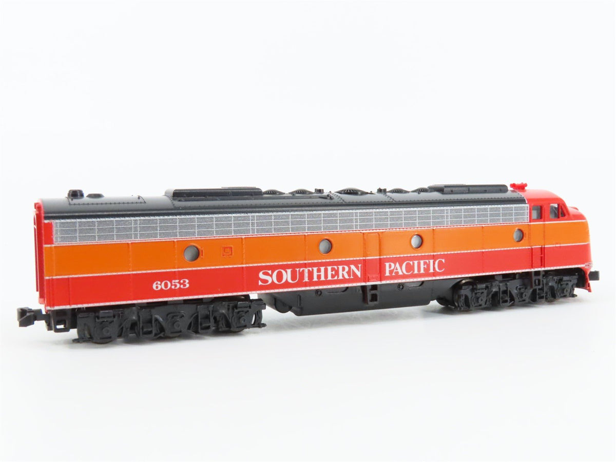 N Scale KATO SP Southern Pacific &quot;Daylight&quot; EMD E8/9A Diesel #6053 - DCC Ready