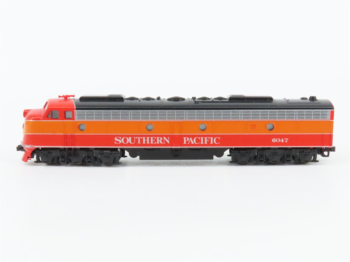 N Scale KATO SP Southern Pacific &quot;Daylight&quot; EMD E8/9A Diesel #6047 - DCC Ready