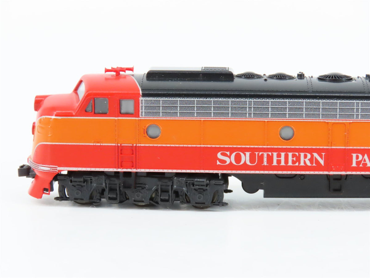 N Scale KATO SP Southern Pacific &quot;Daylight&quot; EMD E8/9A Diesel #6047 - DCC Ready