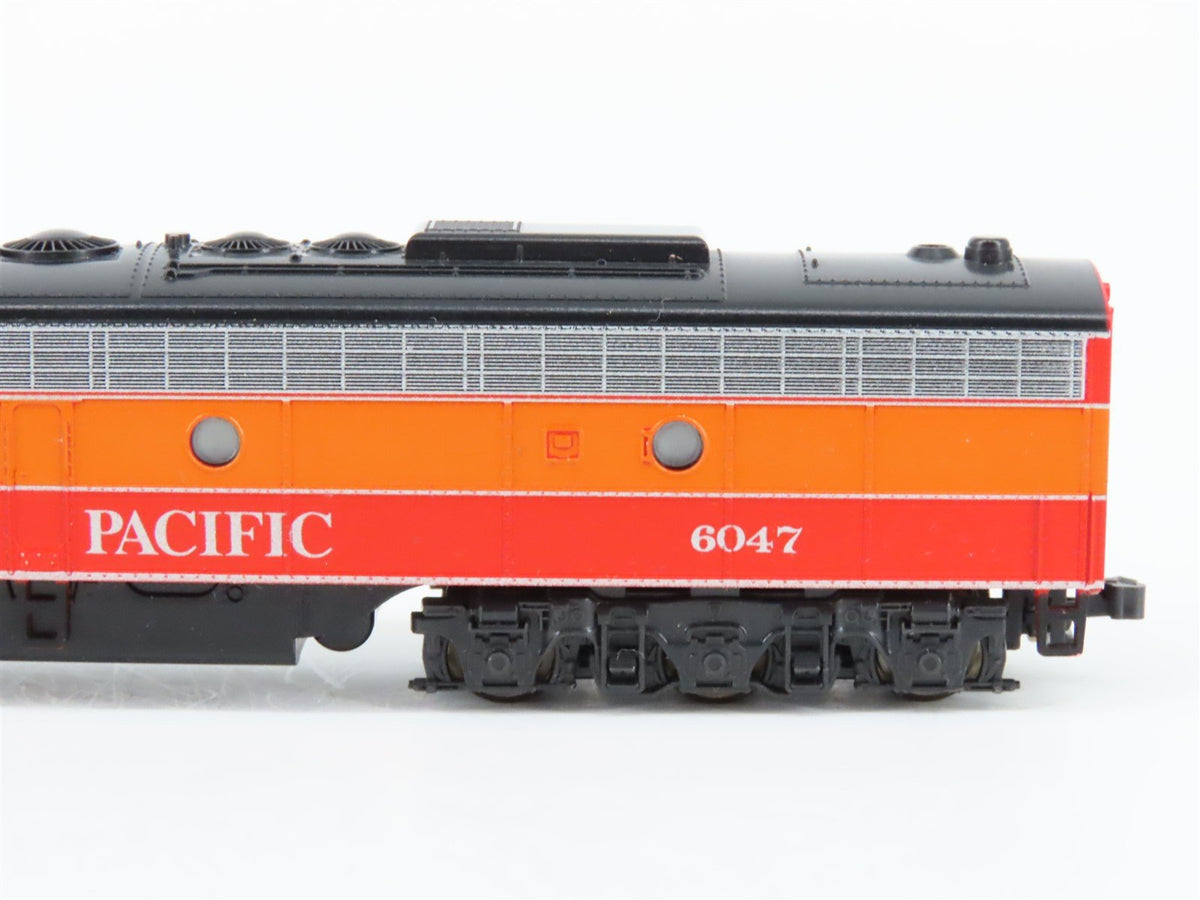 N Scale KATO SP Southern Pacific &quot;Daylight&quot; EMD E8/9A Diesel #6047 - DCC Ready